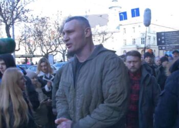 Це прецедент, який стосується кожного мера в країні, – Кличко та інші мери приїхали на суд підтримати Атрошенка