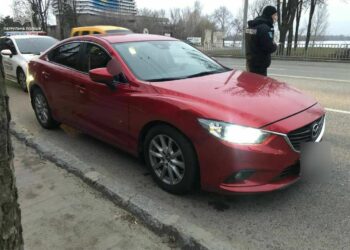 Патрульні Дніпра виявили легковик, що розшукується Інтерполом