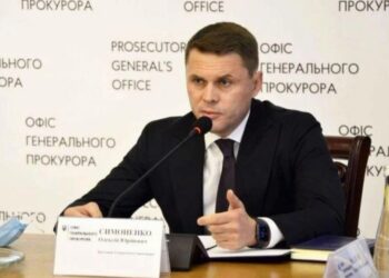 Звільнили з посади заступника Генпрокурора, який оскандалився своєю відпусткою в Іспанії