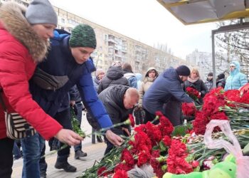 Сьогодні біля зруйнованого ракетним ударом будинку у Дніпрі вшановують пам’ять загиблих