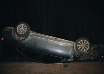 У Дніпрі перекинулася автівка: постраждав чоловік