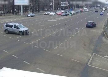 У Дніпрі на Запорізькому шосе Ford проїхав на червоний та зіштовхнувся з Peugeot (ВІДЕО)