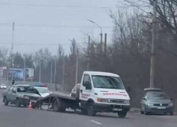У Дніпрі на Запорізькому шосе зіткнулися ВАЗ та Lexus: є постраждалий
