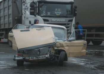 У Дніпрі внаслідок зіткнення фури та ВАЗ травмувався водій легковика