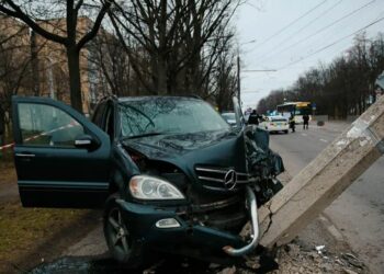 У Дніпрі на Тополі-3 Mercedes насмерть збив жінку та влетів у стовп
