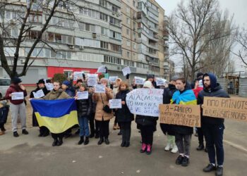 Дніпряни мітингують, щоб закрили небо над Україною та над містом