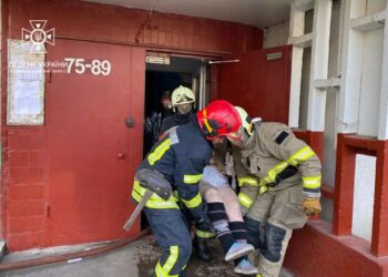 У Нікополі з палаючої квартири  врятували літню жінку