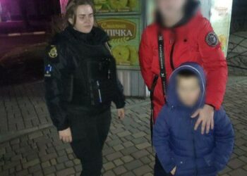 Хвилинка добра: нікопольські поліцейські за 15 хвилин розшукали зниклу дитину