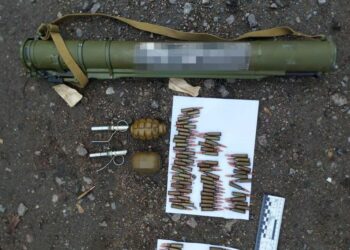 У Апостоловому затримали 56-річного чоловіка, який продавав на вулиці зброю та боєприпаси