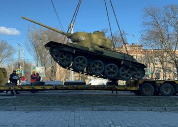 У Дніпрі демонтували відомий пам’ятник-танк та пам’ятник Олександру Матросову