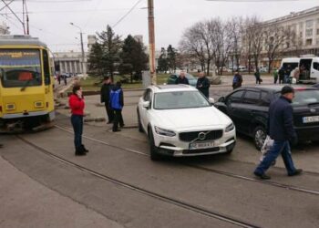 Через неправильно припарковане авто на Вокзальній площі Дніпра паралізовано рух трамваїв