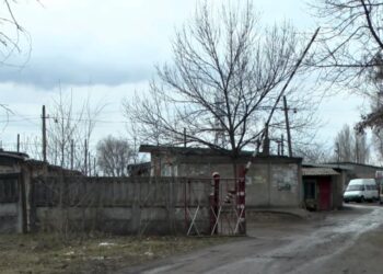 У гаражі Нікополя виявили в автівці тіла хлопця та дівчини