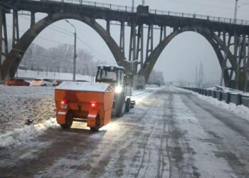 Снігопад у Дніпрі: як ліквідують наслідки негоди