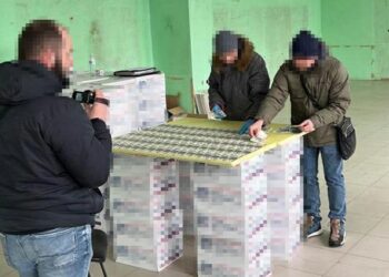 На Дніпропетровщині керівник благодійного фонду допомагав ухилянтам втекти за кордон