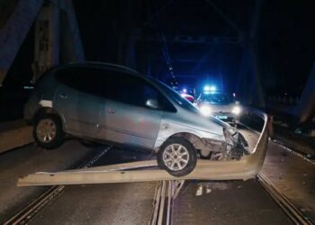 У Дніпрі на Амурському мосту внаслідок зіткнення Chevrolet повис на відбійнику: рух трамваїв паралізовано