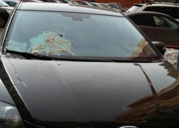 У Кривому Розі сусіди закидали автівки яйцями та  облити сечею двері будинку, в якому не вимикають світло
