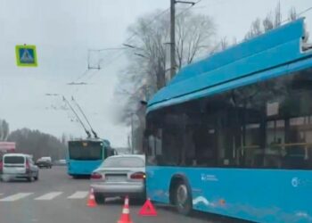 У Дніпрі сталася ДТП із тролейбусом (ВІДЕО)