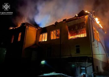 Сьогодні зранку сталися масштабні пожежі у двох будинках Дніпра
