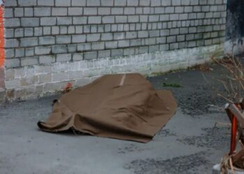 У Дніпрі під час тривоги чоловік викинувся з вікна багатоповерхівки