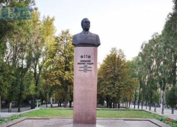 У Кам’янському поки не демонтуватимуть пам’ятник Брежнєву