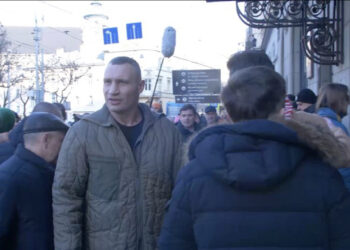 Це прецедент, який стосується кожного мера в країні, – Кличко та інші мери приїхали на суд підтримати Атрошенка