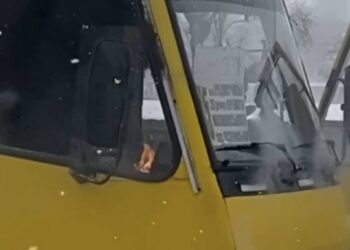 У Дніпрі спалахнув автобус, який прямував до центру