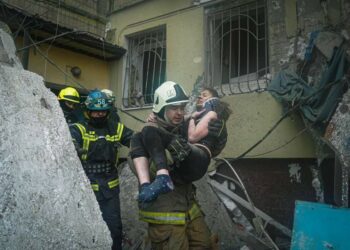 Дівчина, яку врятували учора з-під завалів будинку у Дніпрі, від народження не розмовляє та не могла покликати на допомогу