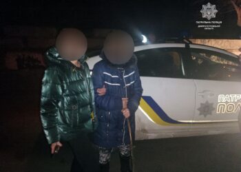 Хвилинка добра: поліцейські повернули додому бабусю, яка  загубилася у місті під Новий рік