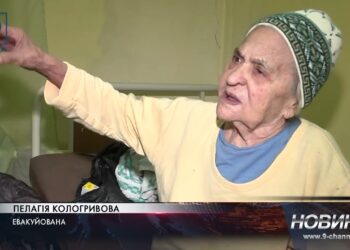 98-ми річну жінку врятували з-під обстрілів.