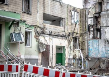 Жителям понівечених квартир у Дніпрі дозволили забрати вцілілі речі