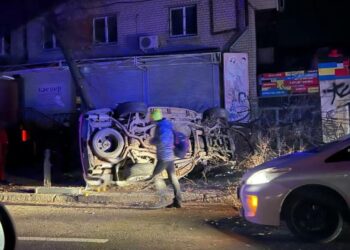 У центрі Дніпра автівка врізалася у дерева та перекинулася