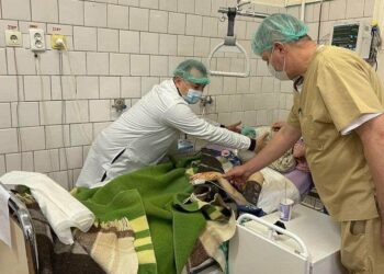 Молоду дівчину, врятовану з-під завалів будинку у Дніпрі, готують до подальшого лікування за кордоном