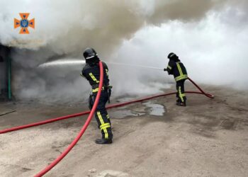 Намагаючись загасити полум’я у власному гаражі, кам’янчанин отримав опіки