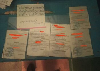 Розклеїли на дошці оголошень: у Дніпрі повістки “роздають” у під’їзді багатоповерхівки