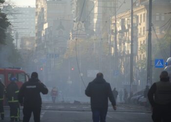 Росіяни атакували об‘єкти критичної інфраструктури у Києві: уламки збитої ракети впали в одному з районів