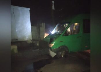 У Дніпрі маршрутка влетіла у трансформатор: без світла залишилися декілька вулиць