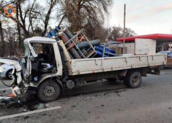 ДТП з вантажівками у Дніпрі: водія затиснуло у понівеченому авто