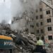 Кількість загиблих від влучання ворожої ракети у багатоповерхівку в Дніпрі зросла до 30, пошуково-рятувальна операція триває