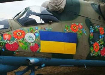 Майстри з Петриківки розмалювали військовий гелікоптер і спорядження для бійців ЗСУ