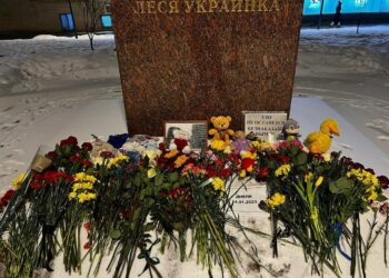 Біля пам’ятника Лесі Українці у москві, де виник стихійний меморіал жертвам ракетного обстрілу Дніпра, затримують перехожих