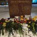 Біля пам’ятника Лесі Українці у москві, де виник стихійний меморіал жертвам ракетного обстрілу Дніпра, затримують перехожих
