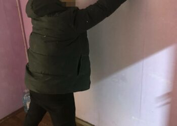 З’явилися фото з квартири на Гагаріна, в якій забарикадувався озброєний чоловік