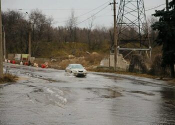 Одна з вулиць Дніпра перетворилася на півкрижане озеро