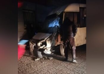 У Дніпрі автобус врізався в електроопору: водій загинув