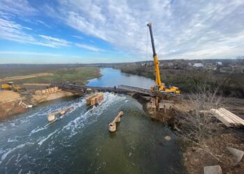 На Херсонщині майже відновлено міст, до робіт долучилися криворіжці