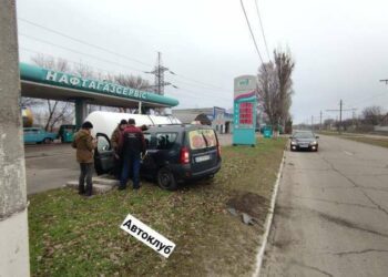 У Кам’янському п’яний таксист врізався в цистерну з газом на заправці
