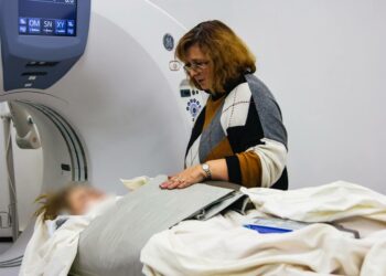 Дніпровська лікарка розповіла, як врятувала життя пораненій дівчинці зі зруйнованого будинку