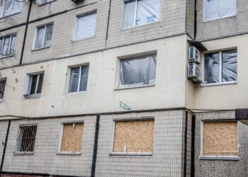 У вцілілій частині багатоповерхівки на Перемозі вже запустили ліфти
