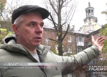 На шпилях башт двох житлових пʼятиповерхівок на Робочій пʼятикутні зірки замінять тризубами.