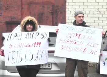 У Дніпрі під стінами суду пройшов мітинг стосовно незаконої вирубку Придніпровського скверу